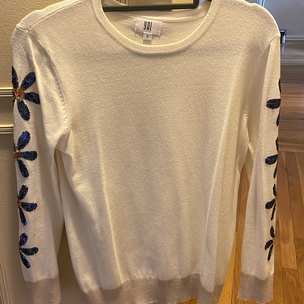 Yal new York sweater size small worn once
